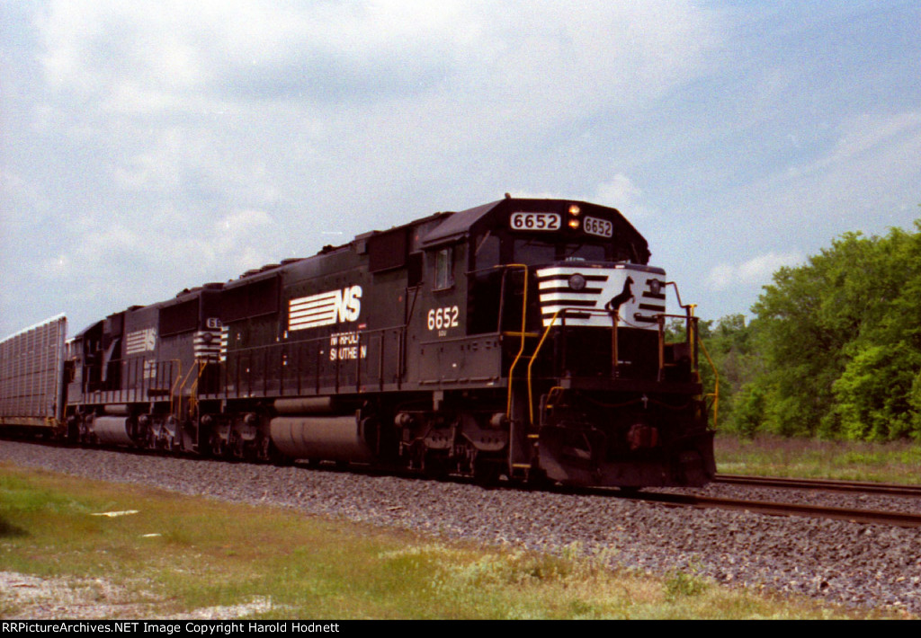 NS 6652 & 6610 lead a northbound train 